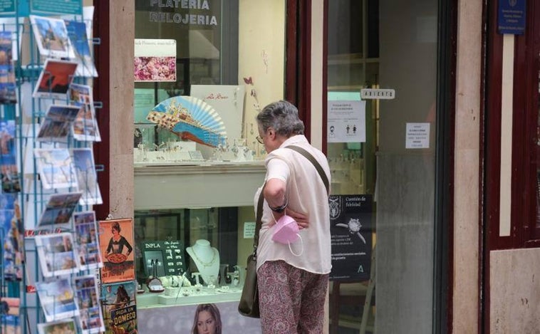 Los comerciantes gaditanos ven luces y sombras en las medidas de ahorro energético