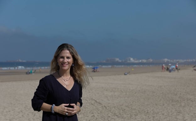 Ana Mestre, en la gaditana playa de Cortadura.