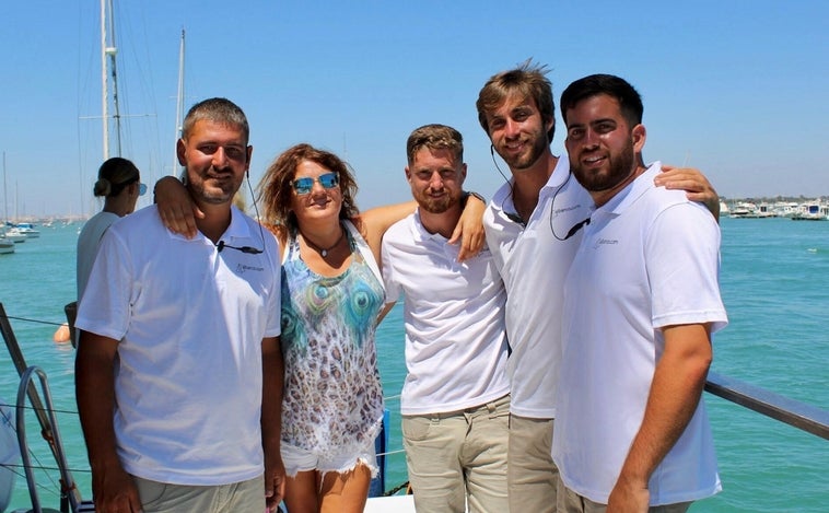 El catamarán Pura Vida de Albarco ya navega por aguas de Cádiz