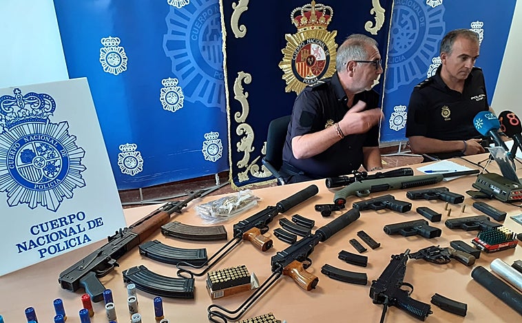 Vídeo: El espectacular arsenal de armas del narco que intentó atropellar a tres policías en Sanlúcar