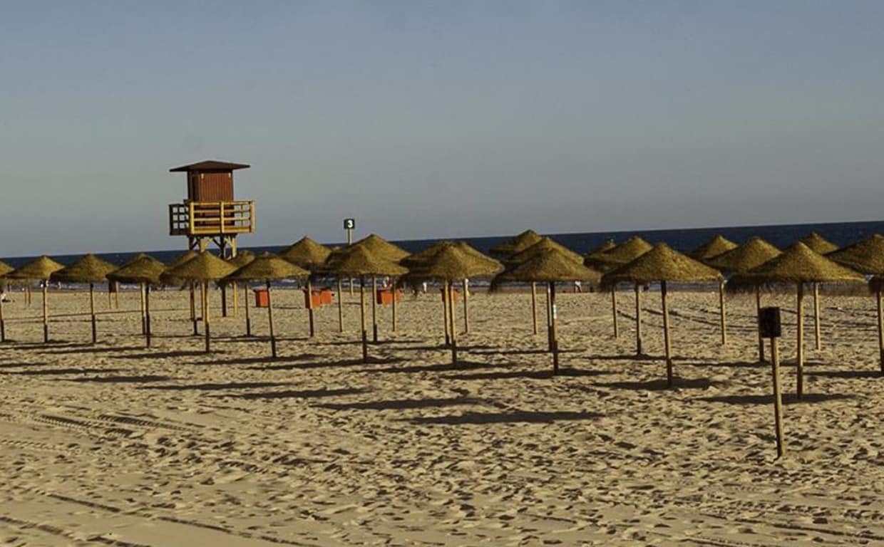 Un exhibicionista en la playa Victoria de Cádiz es detenido por la Policía  Local