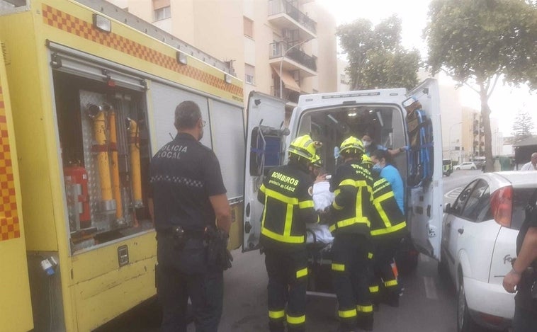 Herida en El Puerto tras salir su coche de la vía y volcar en la avenida de la Constitución