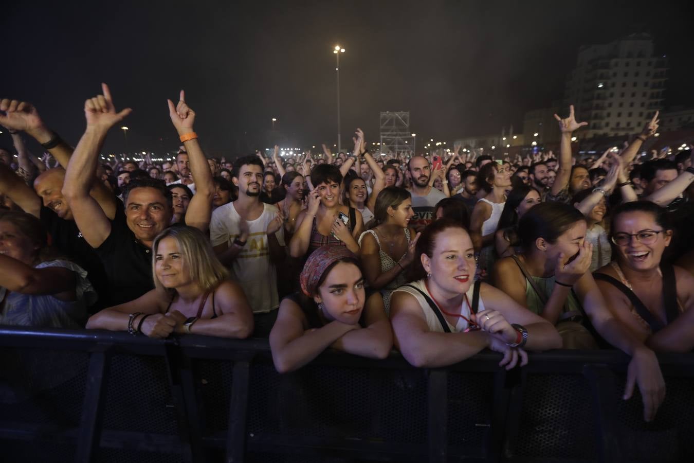 Búscate en la galería de imágenes del concierto de Izal en Cádiz