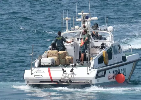 Imagen secundaria 1 - Aparece una embarcación semihundida y cargada de fardos de droga frente al Campo del Sur en Cádiz