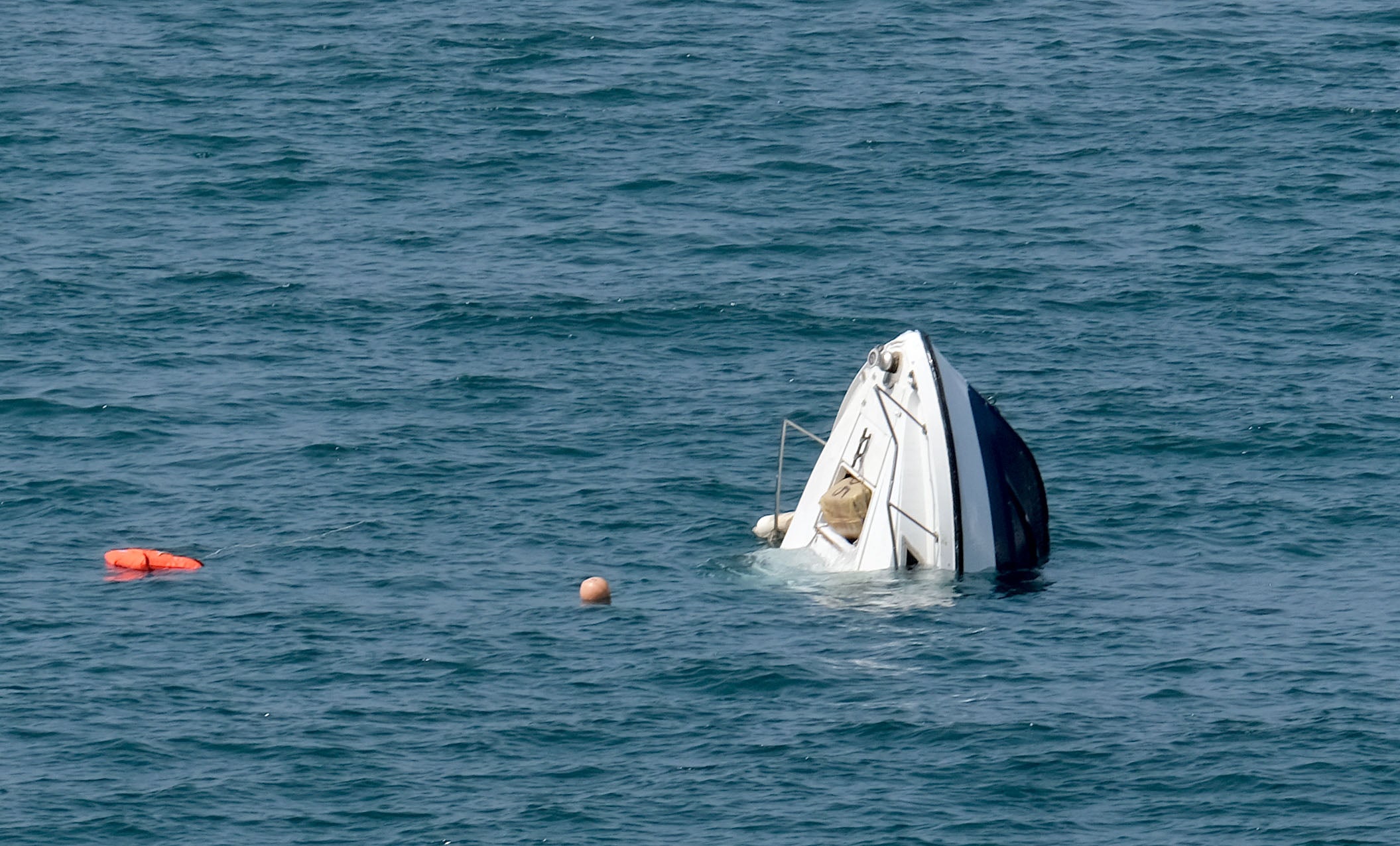 Fotos: Un barco semihundido cargado de droga frente al Campo del Sur de Cádiz