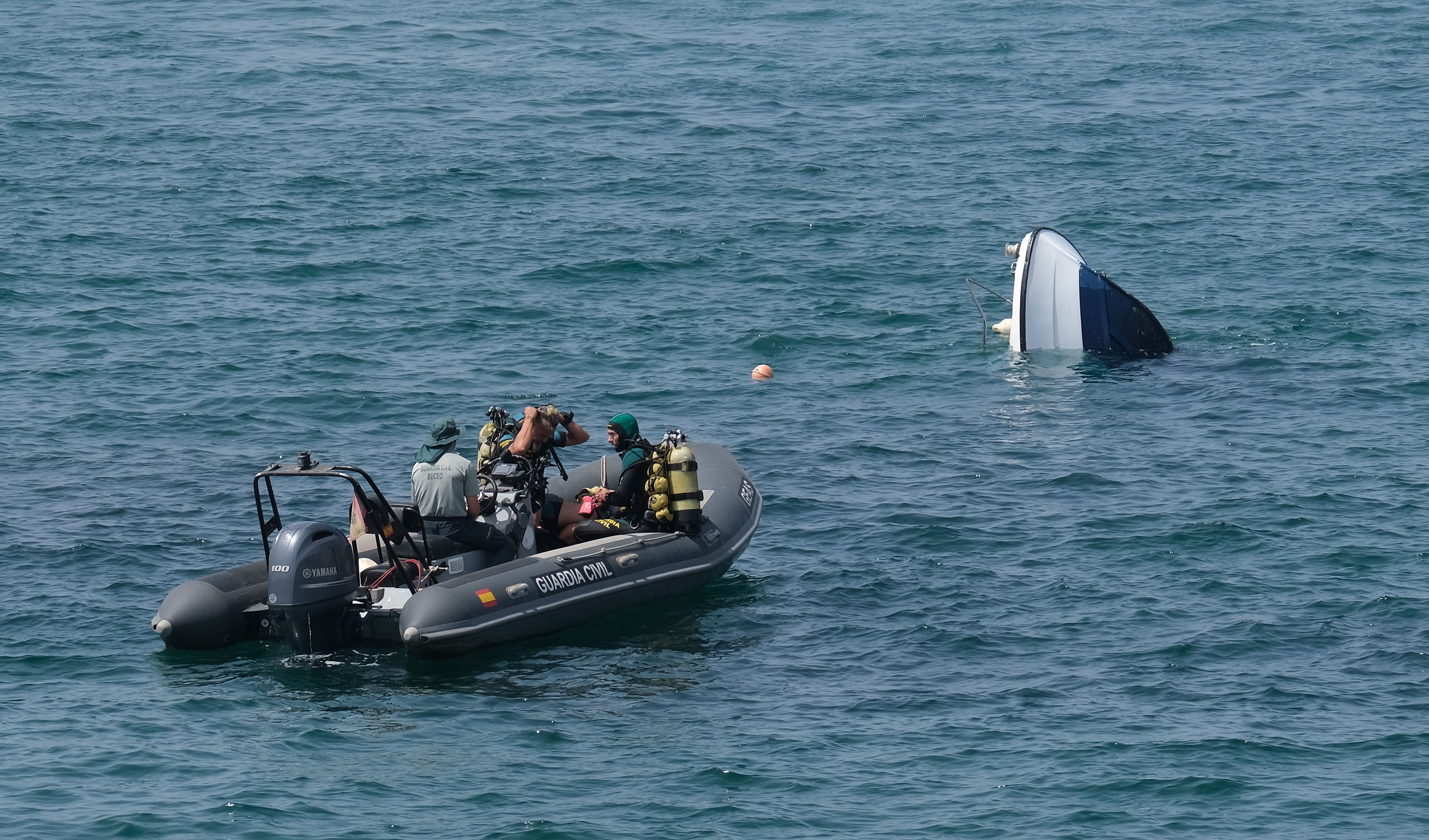 Fotos: Un barco semihundido cargado de droga frente al Campo del Sur de Cádiz