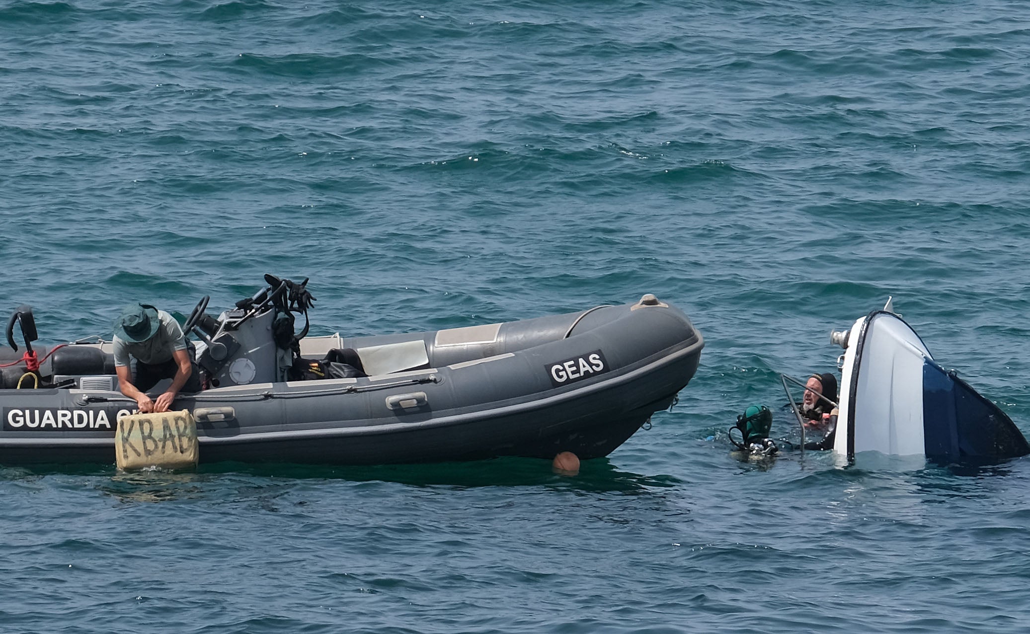 Fotos: Un barco semihundido cargado de droga frente al Campo del Sur de Cádiz