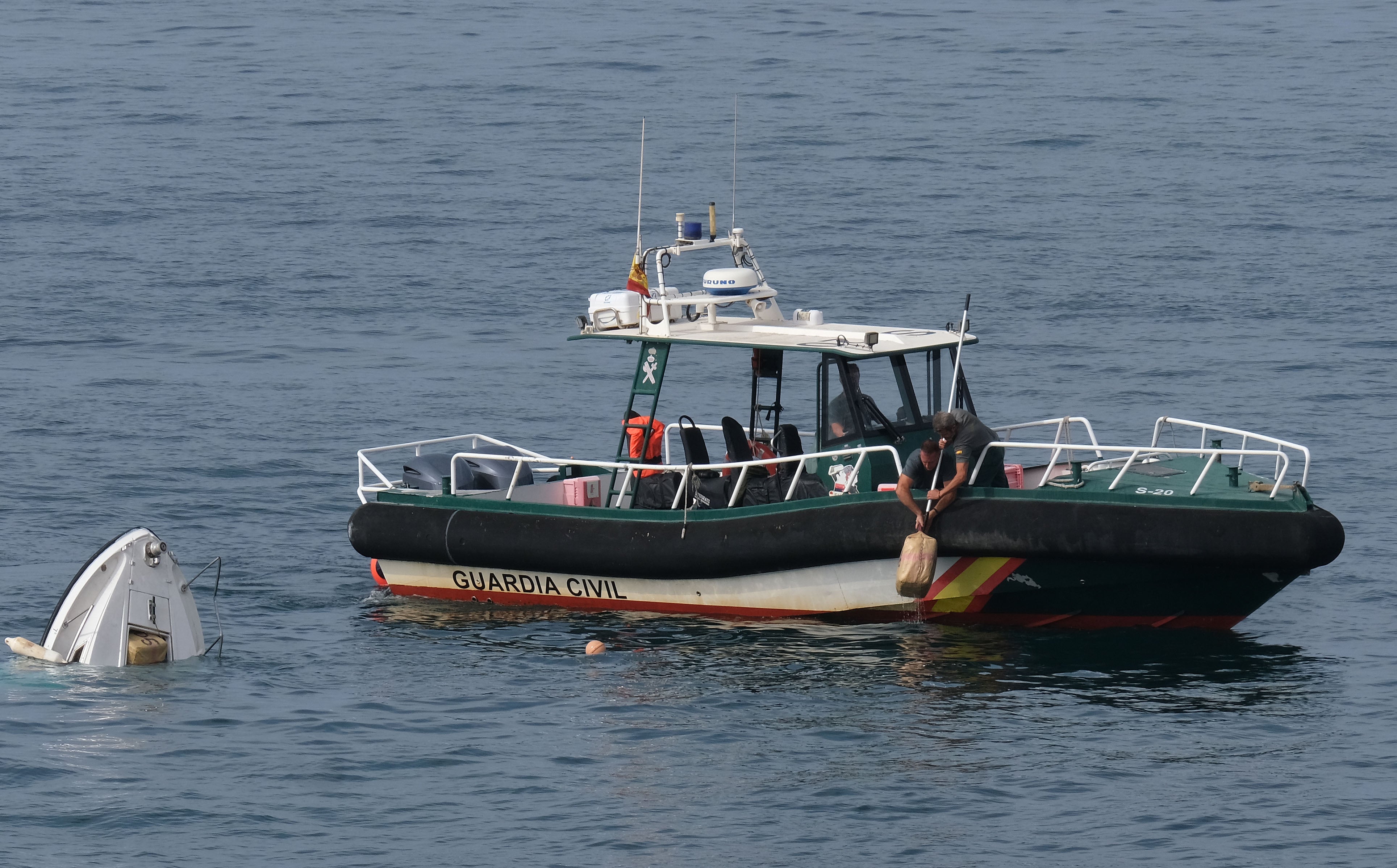 Fotos: Un barco semihundido cargado de droga frente al Campo del Sur de Cádiz