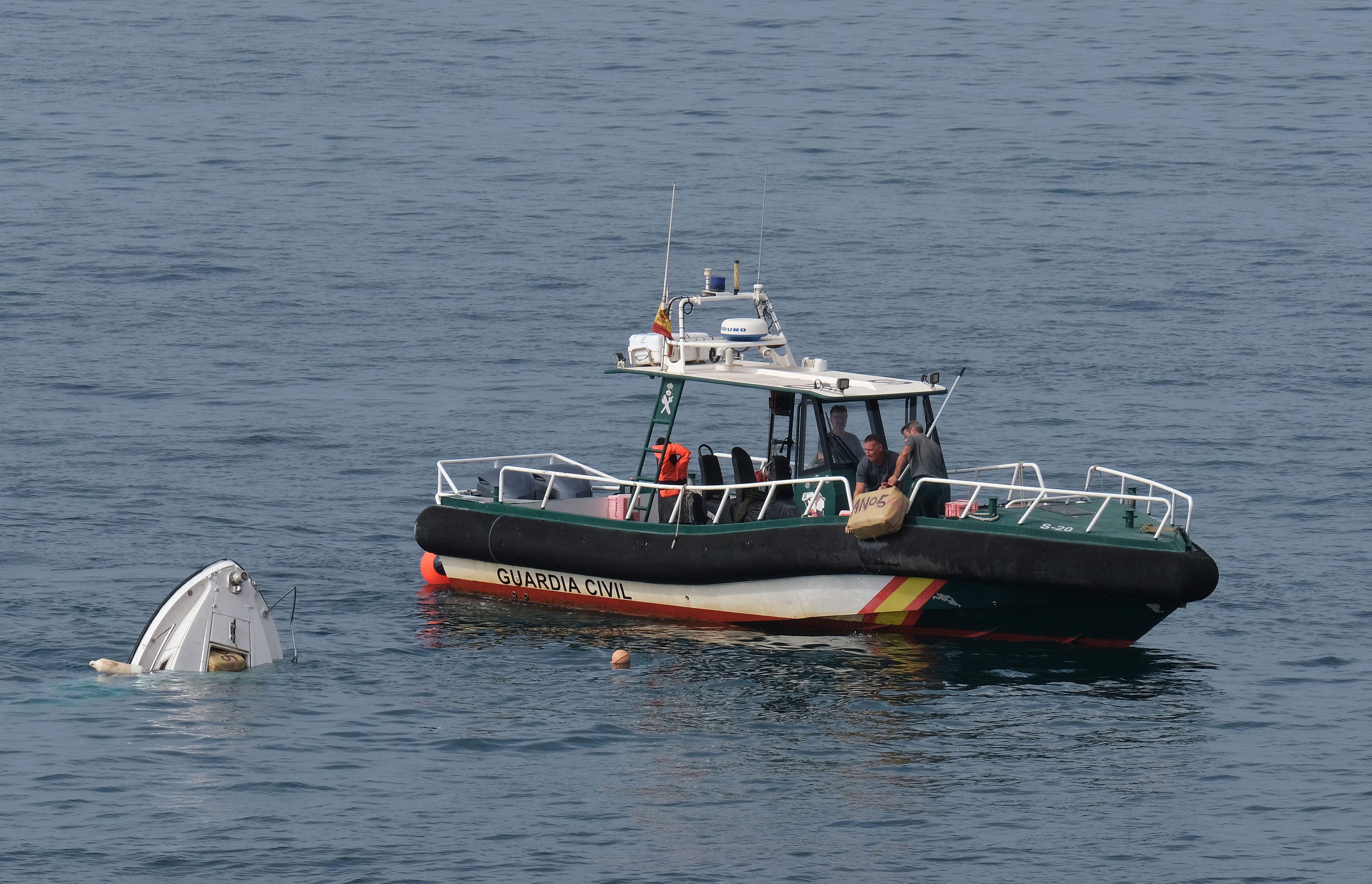 Fotos: Un barco semihundido cargado de droga frente al Campo del Sur de Cádiz