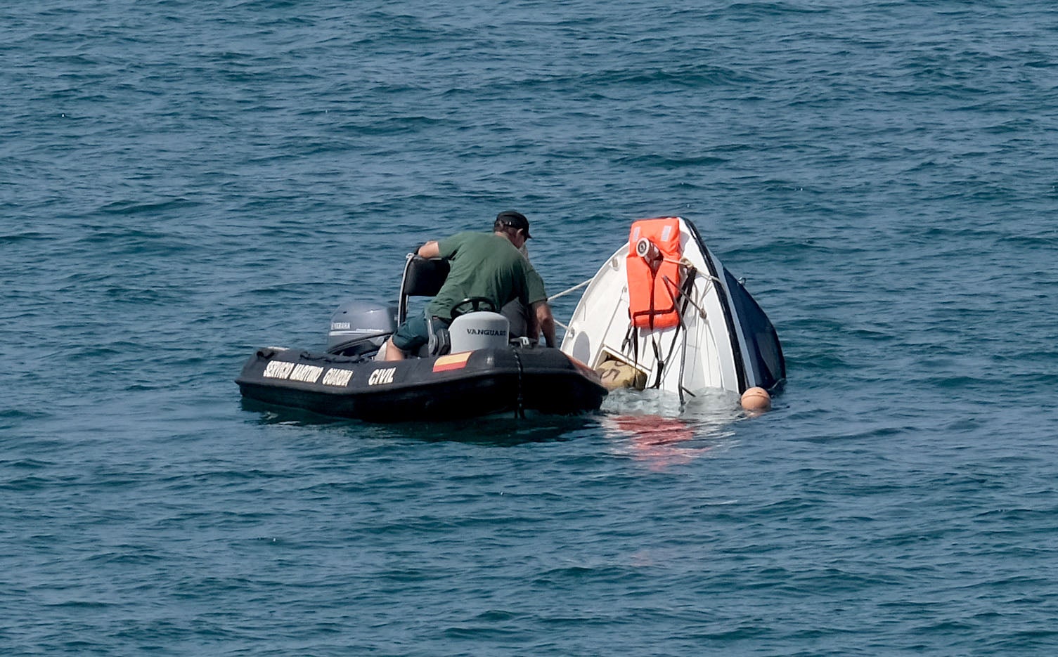 Fotos: Un barco semihundido cargado de droga frente al Campo del Sur de Cádiz