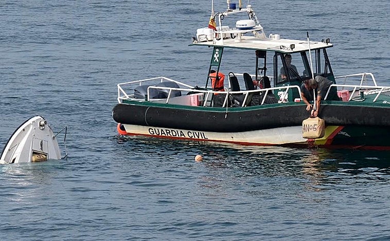 Aparece una embarcación semihundida y cargada de fardos de droga frente al Campo del Sur en Cádiz