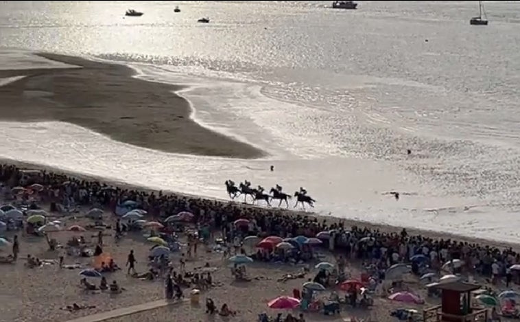 Vídeo: el espectáculo de las Carreras de Caballos de Sanlúcar como nunca lo habías visto