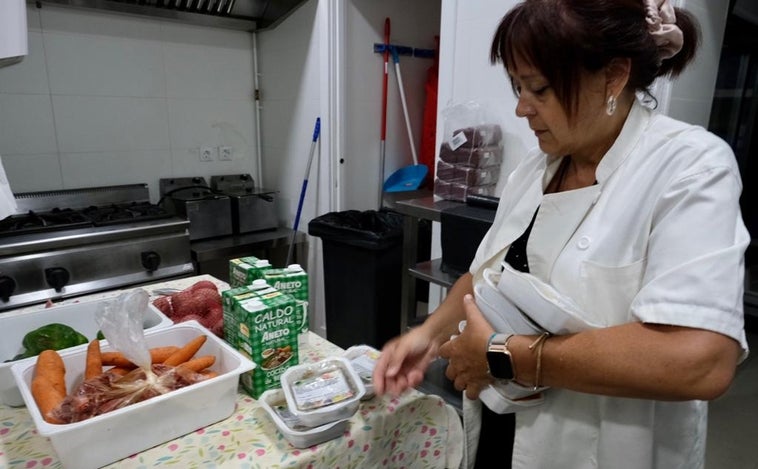 Las entidades sociales de Cádiz reducen la entrega de aceite y embutidos a las familias necesitadas