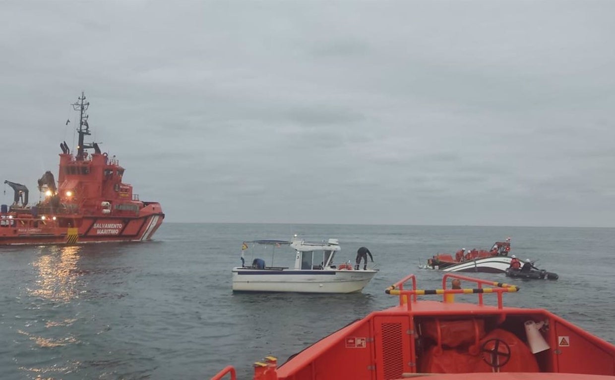 Una colisión entre dos pesqueros deja una de las embarciones semihundidas a una milla de Cádiz