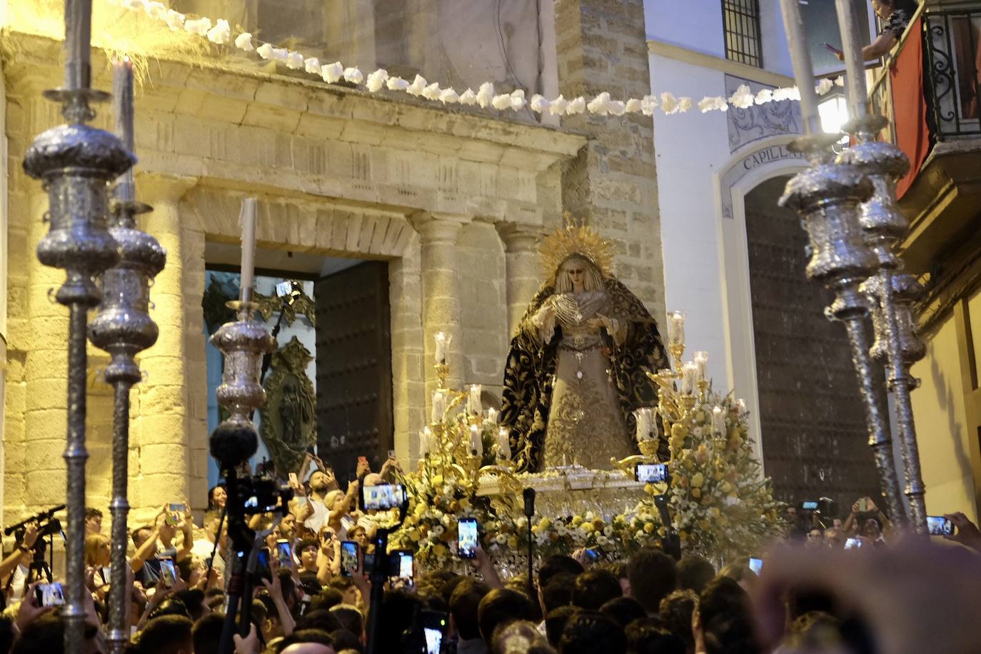 La Virgen de las Penas, en el barrio de Santa María antes de ir a Catedral para su coronación