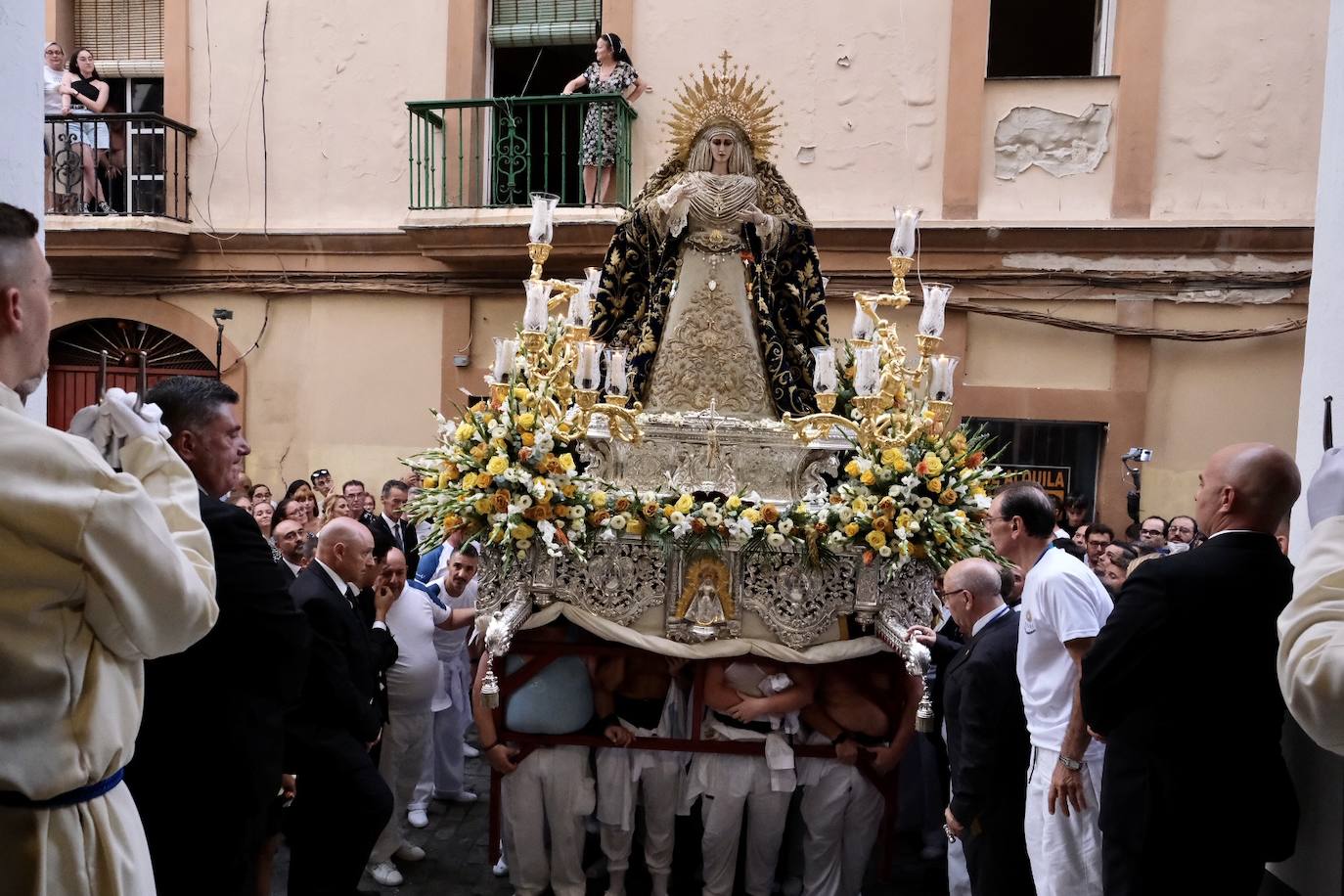 La Virgen de las Penas, en el barrio de Santa María antes de ir a Catedral para su coronación