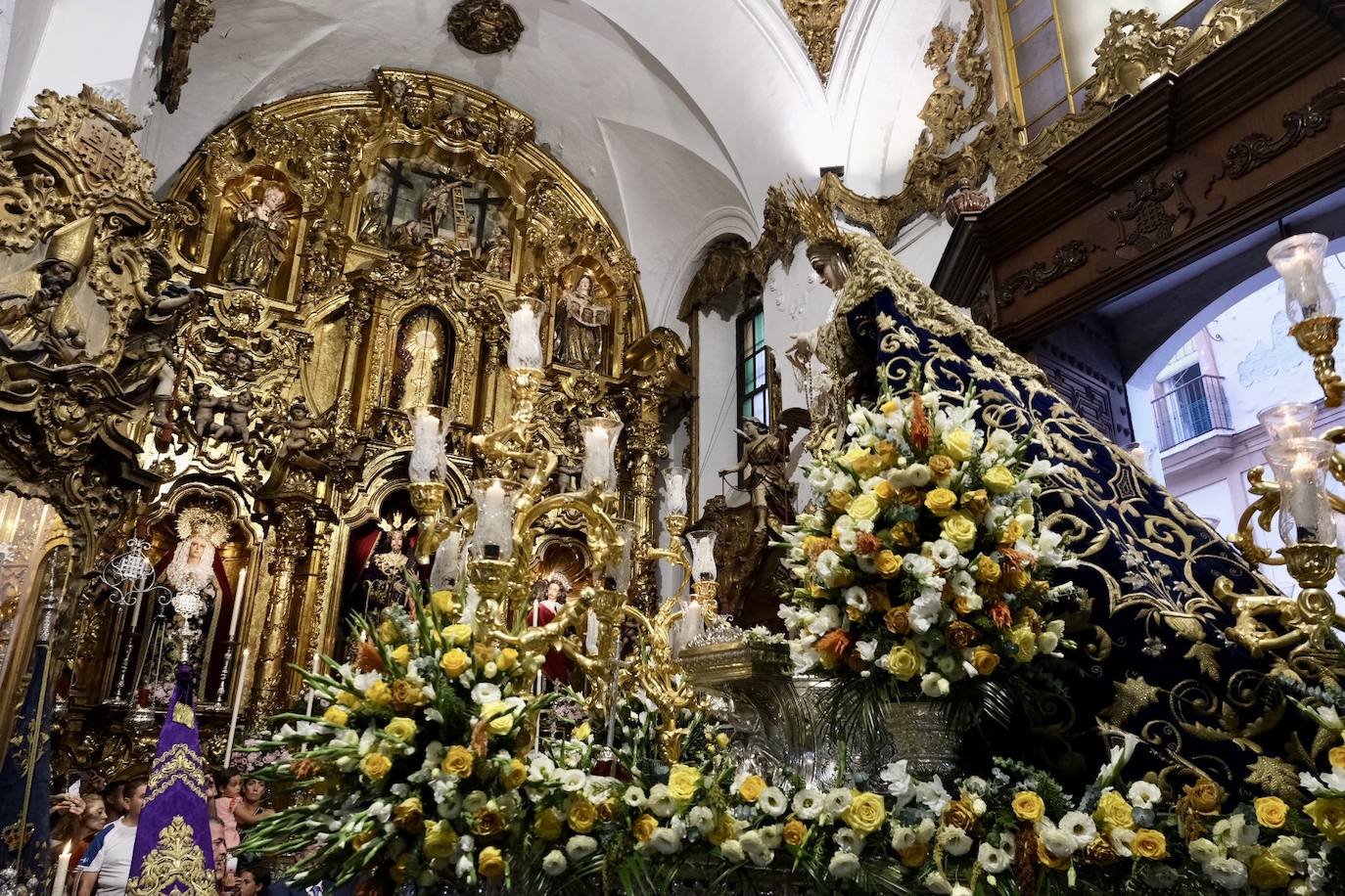 La Virgen de las Penas, en el barrio de Santa María antes de ir a Catedral para su coronación