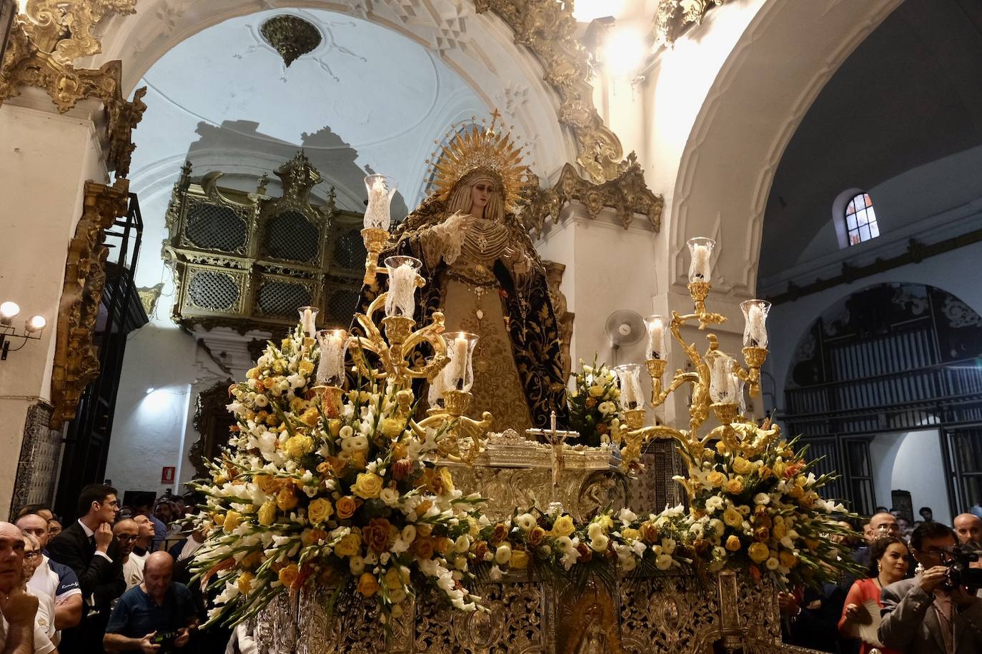 La Virgen de las Penas, en el barrio de Santa María antes de ir a Catedral para su coronación