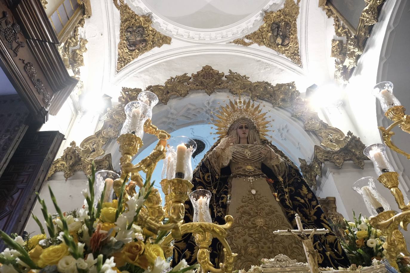 La Virgen de las Penas, en el barrio de Santa María antes de ir a Catedral para su coronación