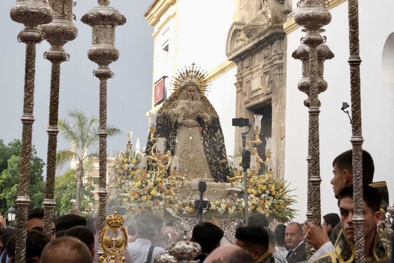 La Virgen de las Penas, en el barrio de Santa María antes de ir a Catedral para su coronación