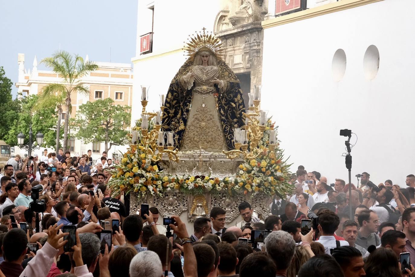 La Virgen de las Penas, en el barrio de Santa María antes de ir a Catedral para su coronación