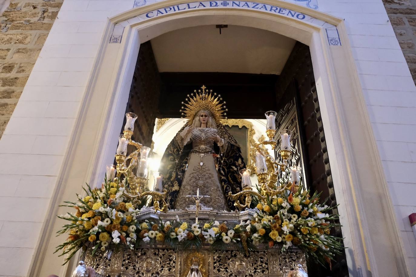 La Virgen de las Penas, en el barrio de Santa María antes de ir a Catedral para su coronación