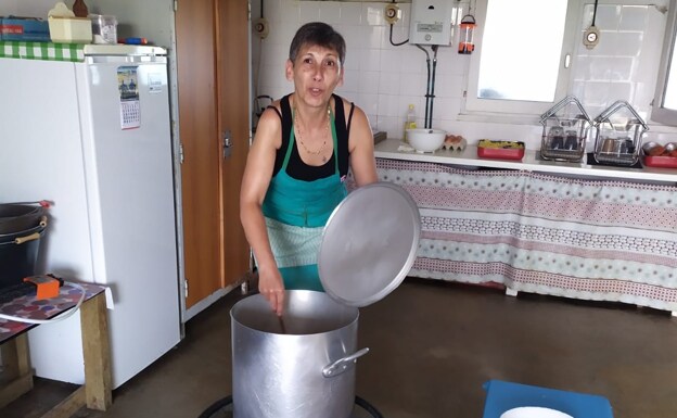 Verónica, cocinera de Ronda que les prepara comidas típicas de la Sierra.