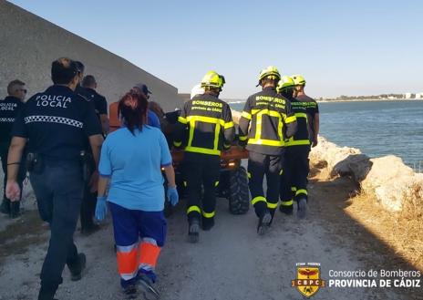 Imagen secundaria 1 - Herido tras sufrir una caída en  el espigón de la playa de La Puntilla en El Puerto