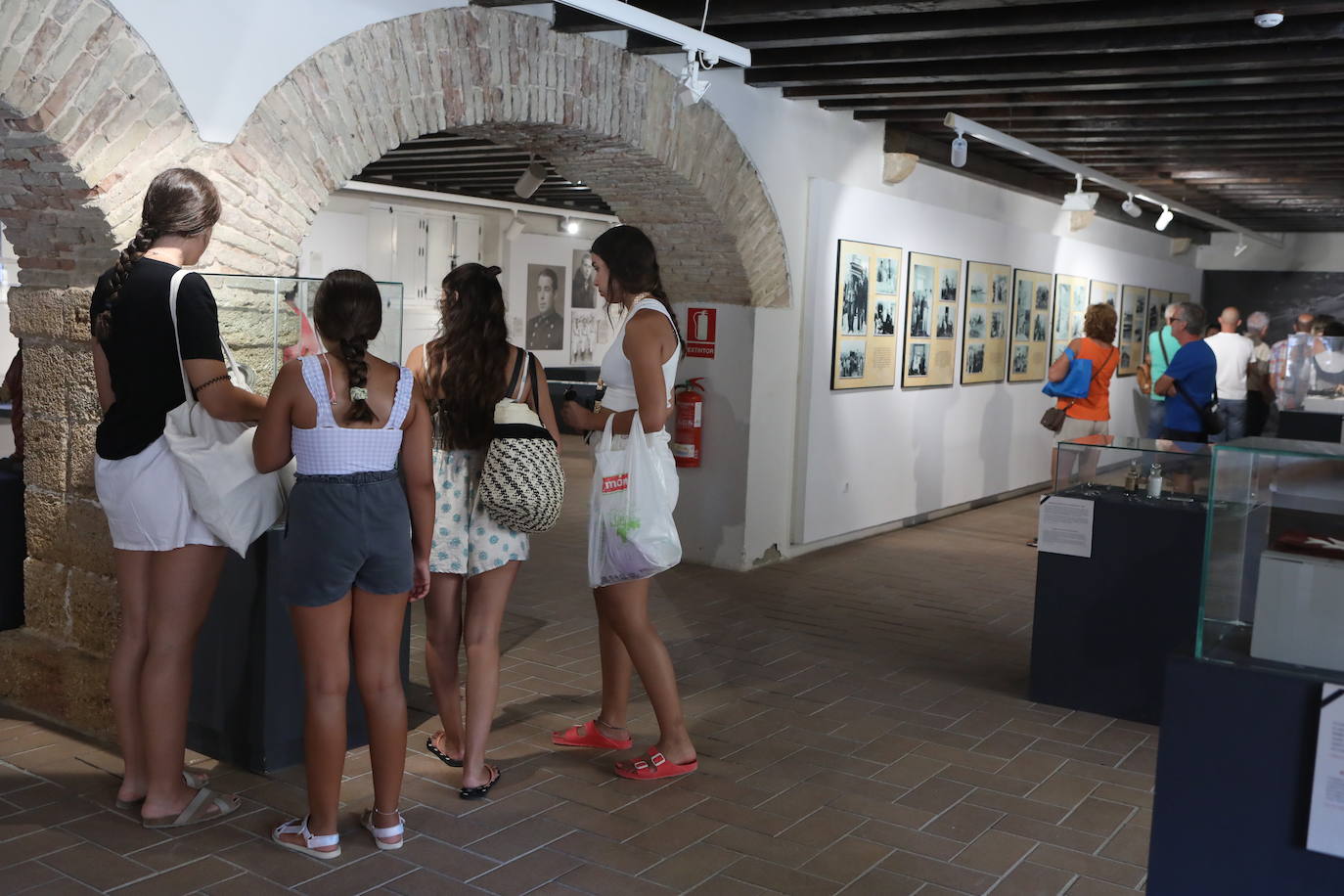 Las imágenes de la exposición sobre la explosión de Cádiz de 1947