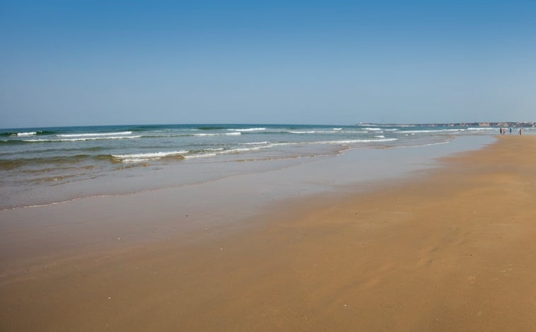 La playa de Los Bateles, en Conil, entre las más accesibles de España