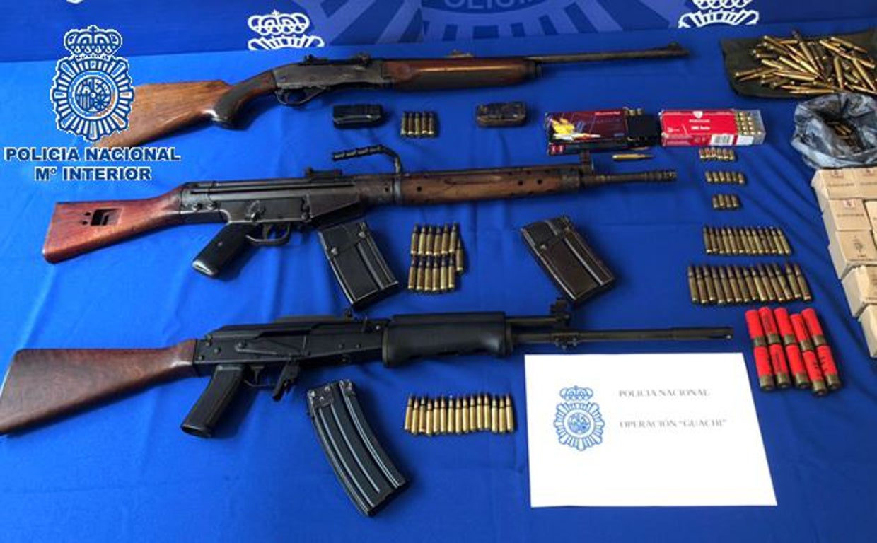 Intervienen en Algeciras una furgoneta con tres armas de guerra y gran cantidad de munición