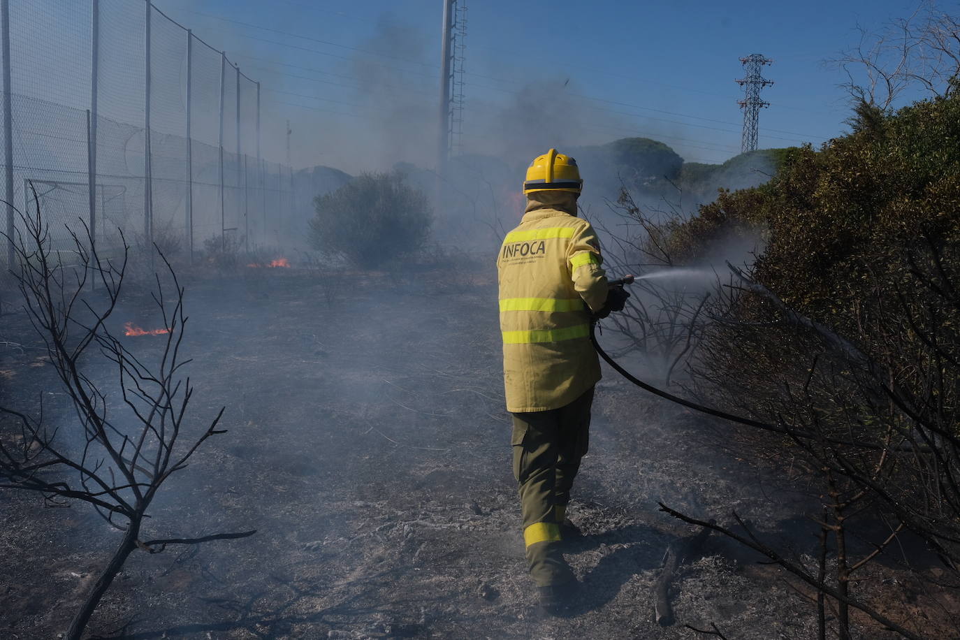 Las imágenes del incendio en Puerto Real