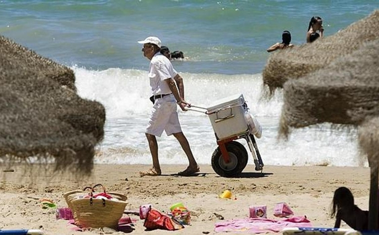 Vendedor ambulante en las playas de Cádiz