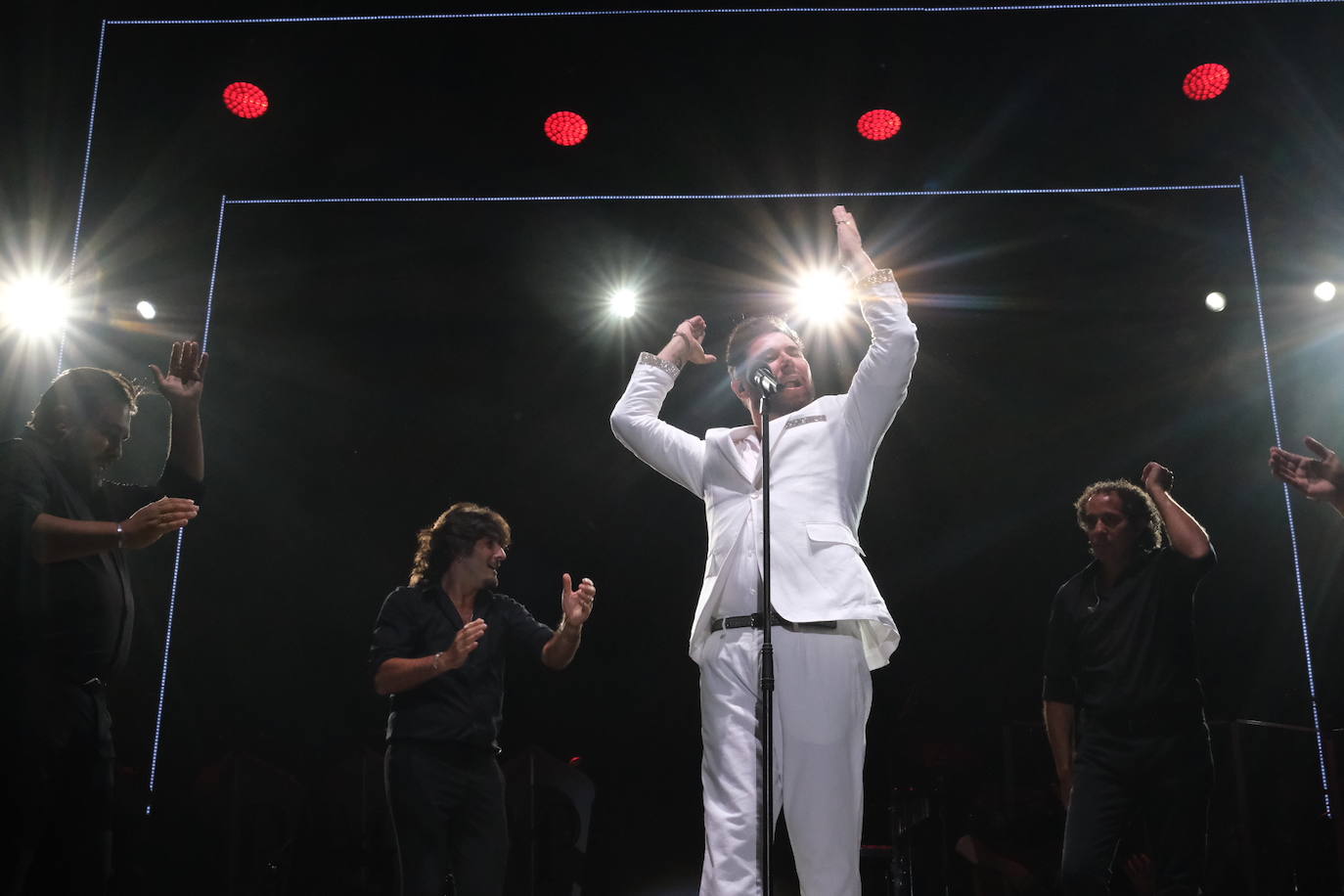 Las imágenes del concierto de Miguel Poveda en Chiclana