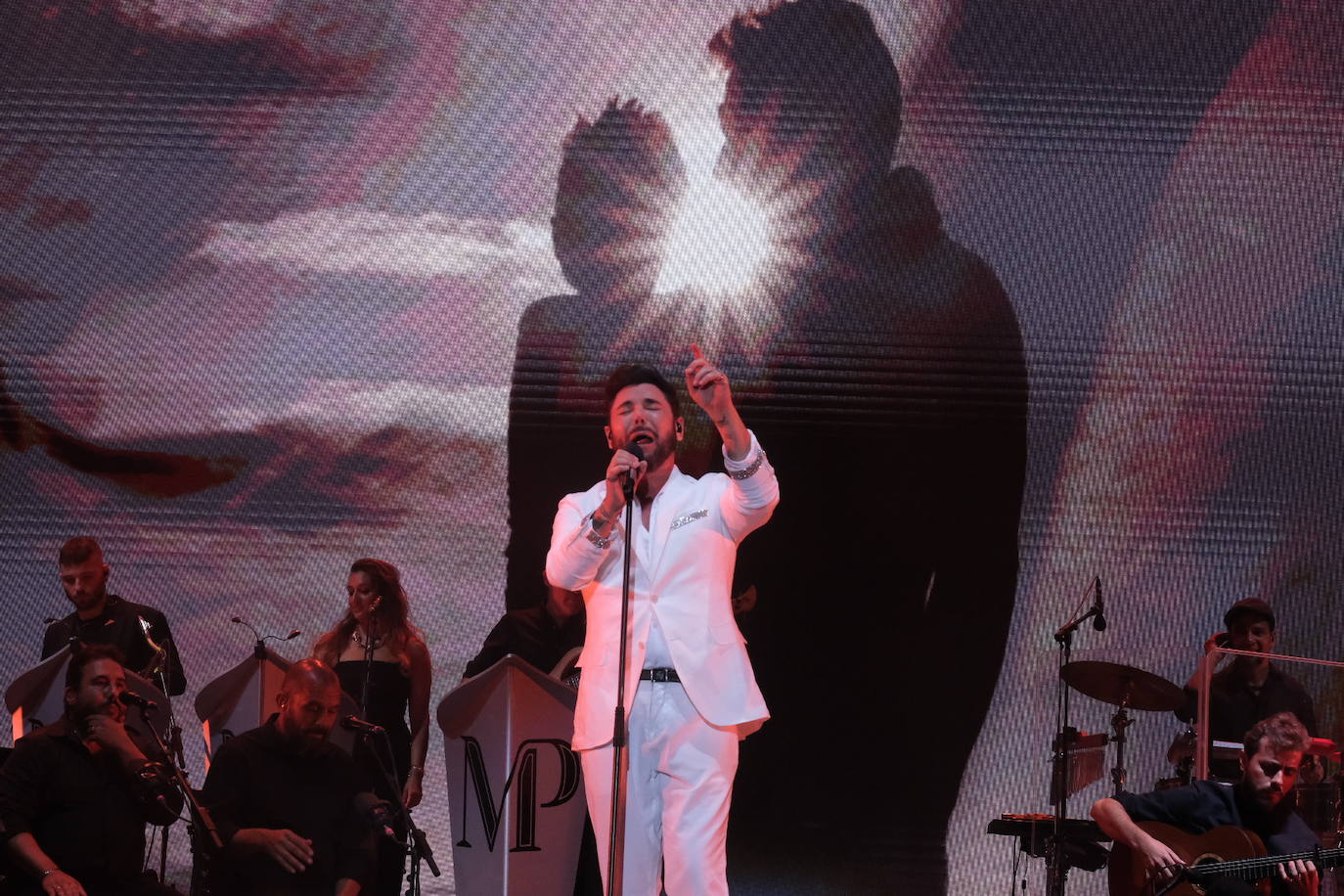 Las imágenes del concierto de Miguel Poveda en Chiclana