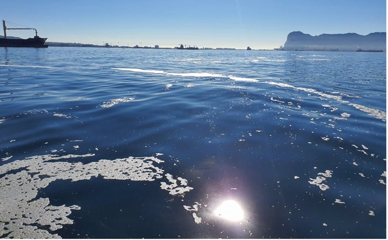 Ecologistas alertan de un «nuevo vertido de hollín» en  Algeciras procedente de buques fondeados