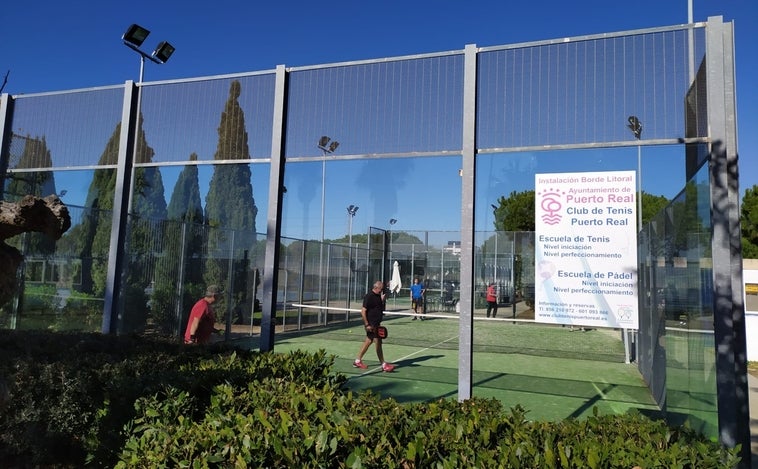 Aprovechan el incendio en Puerto Real para robar en el club de tenis