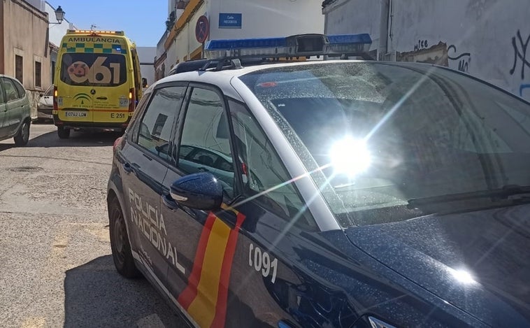 Rescate 'in extremis' de una anciana que llevaba tres días en su casa de Jerez sepultada bajo una librería que se le había desplomado encima