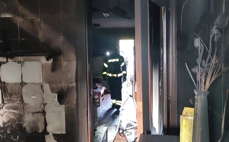 Una mujer atendida por inhalación de humo tras incendiarse su casa en Algeciras