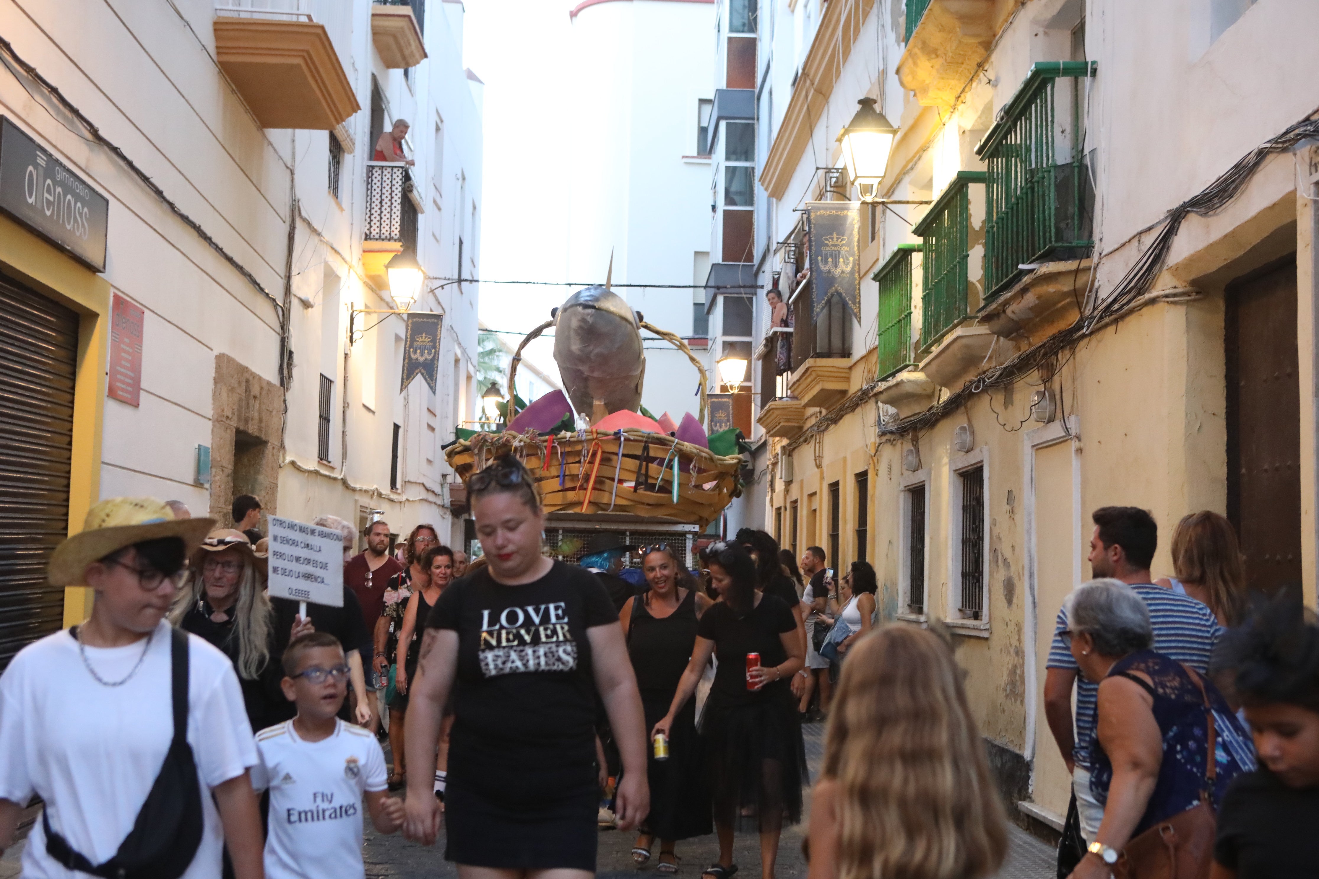 El entierro de la caballa, en imágenes: esta es la fiesta típica de Cádiz