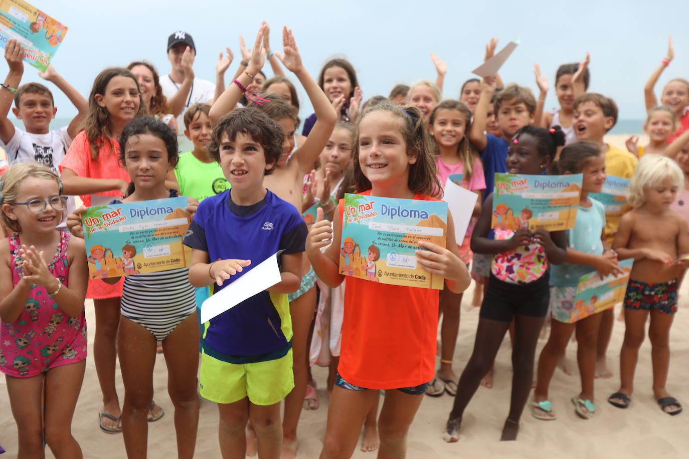 Un concurso de castillos de arena pone broche al mes de agosto en las playas de Cádiz