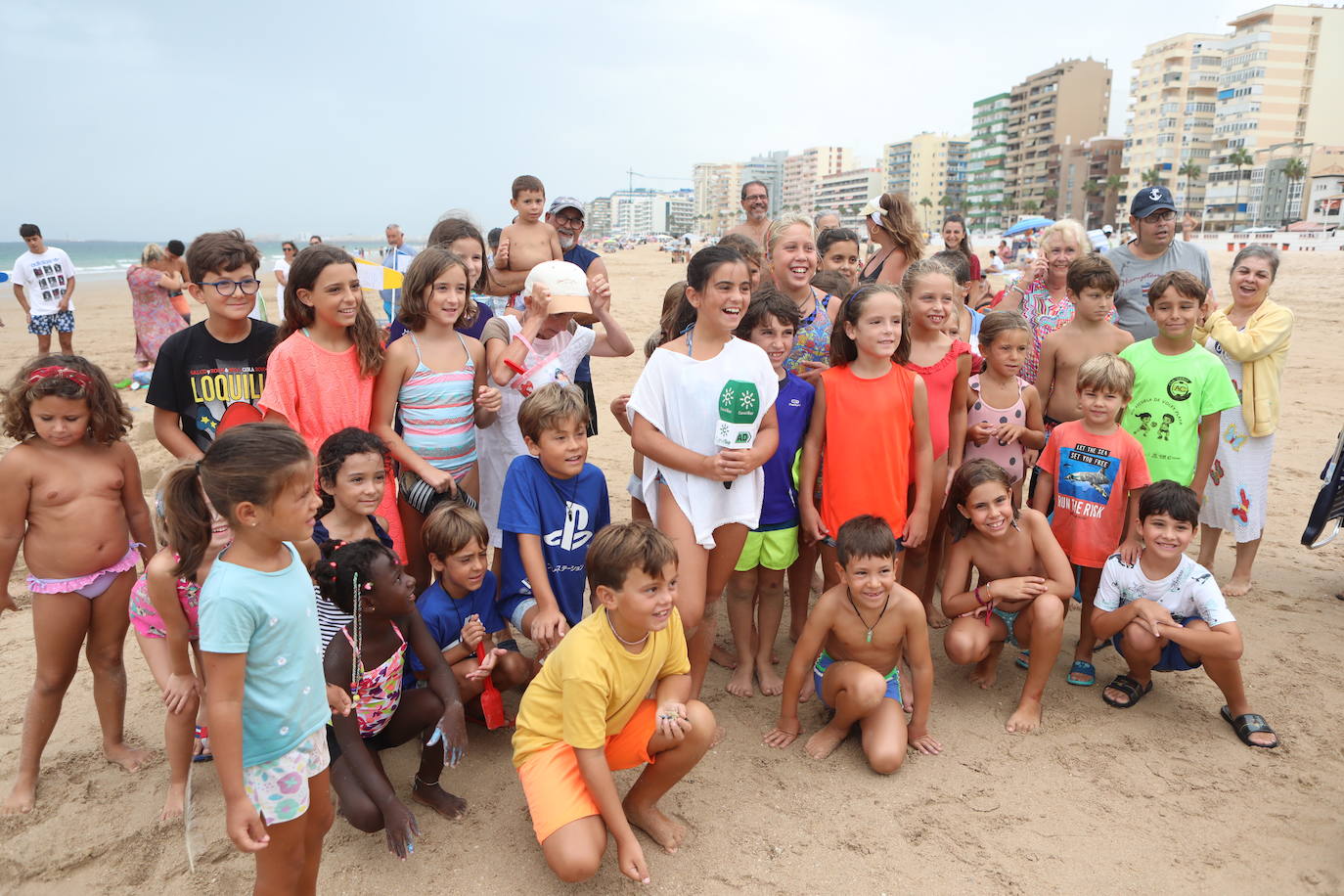 Un concurso de castillos de arena pone broche al mes de agosto en las playas de Cádiz