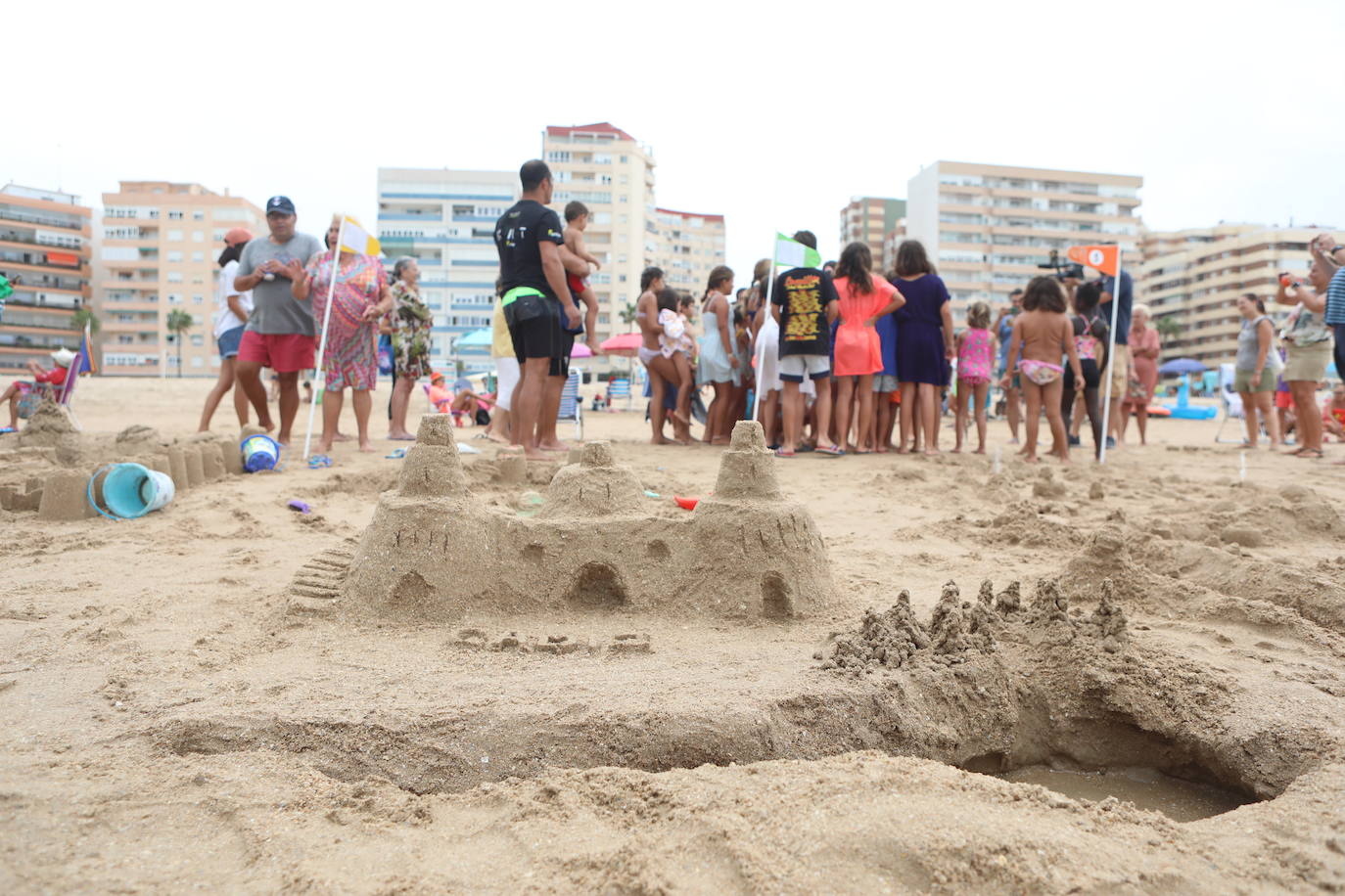 Un concurso de castillos de arena pone broche al mes de agosto en las playas de Cádiz