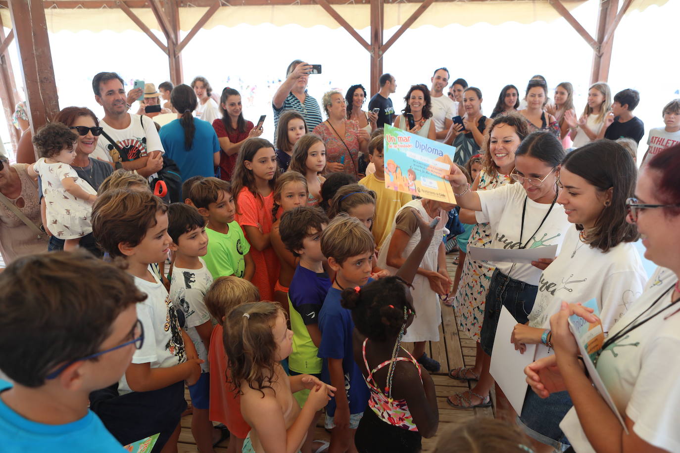 Un concurso de castillos de arena pone broche al mes de agosto en las playas de Cádiz