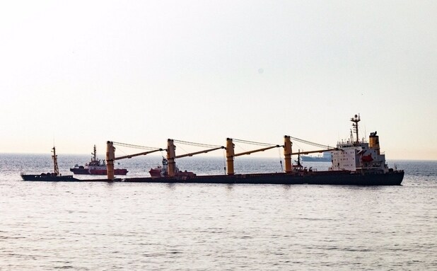 El buque granelero varado en Gibraltar tiene una brecha de 10 por 4 metros y una fuga de líquido hidraúlico
