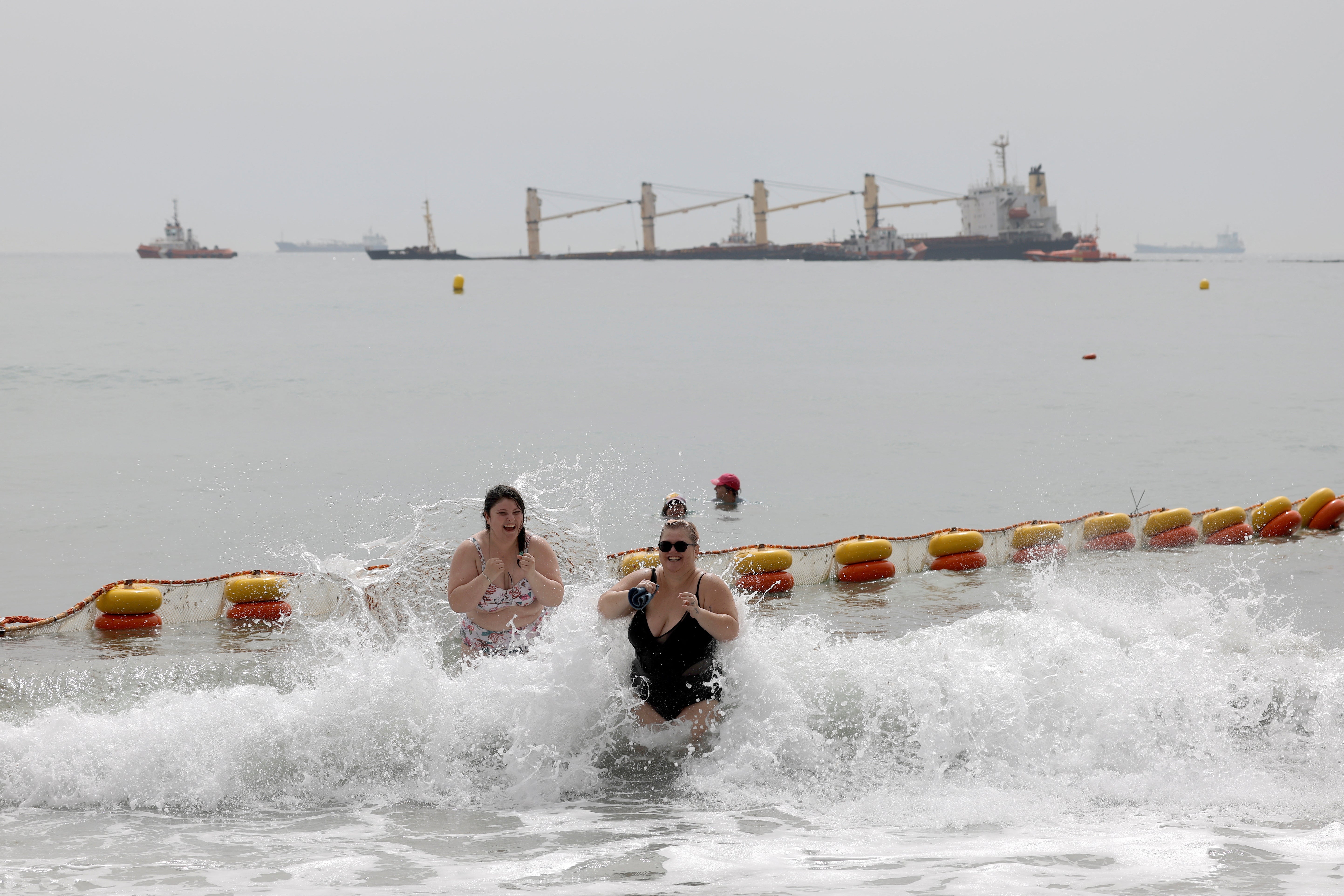 Fotos: el buque semihundido en Gibraltar