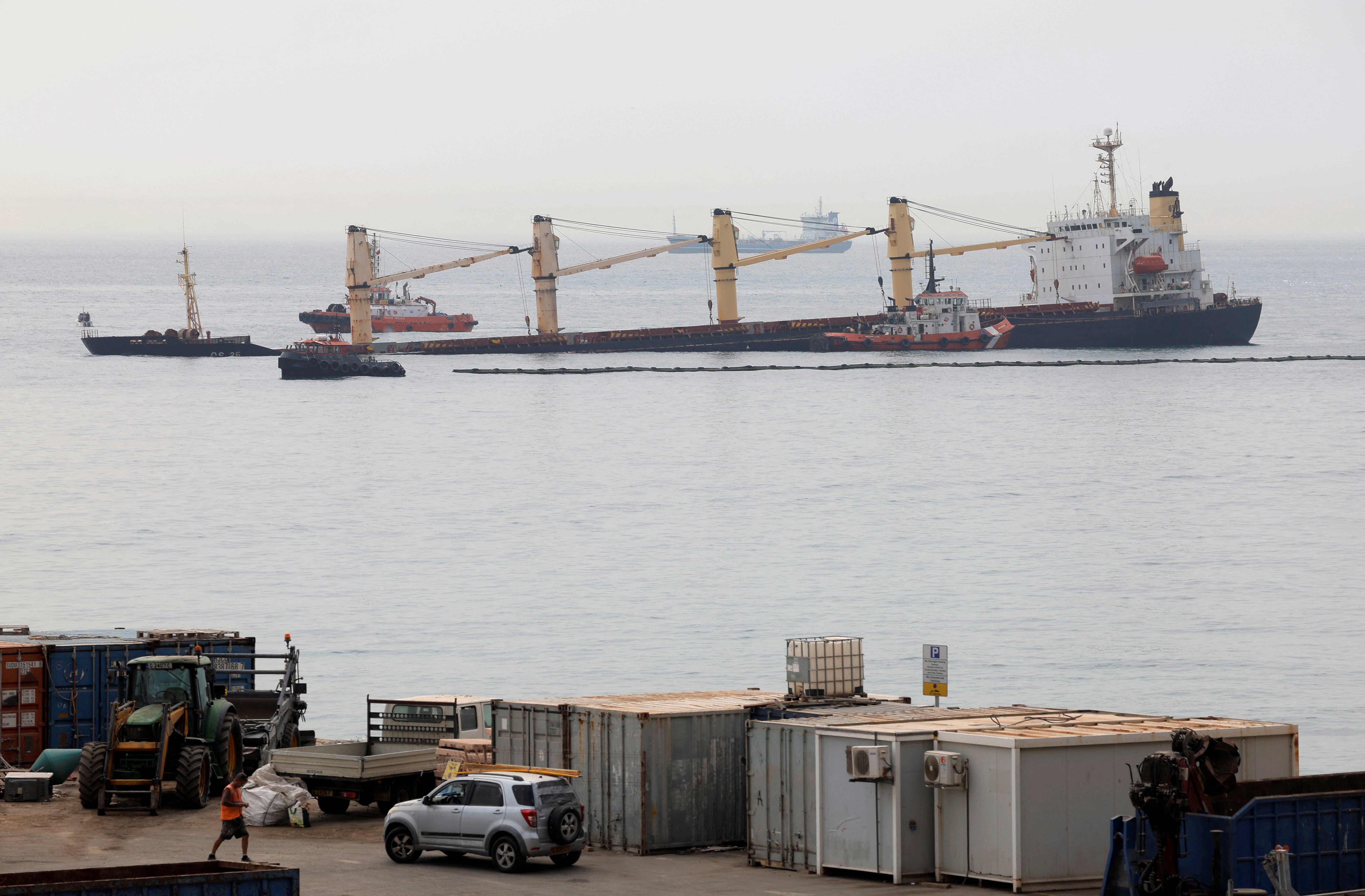 Fotos: el buque semihundido en Gibraltar