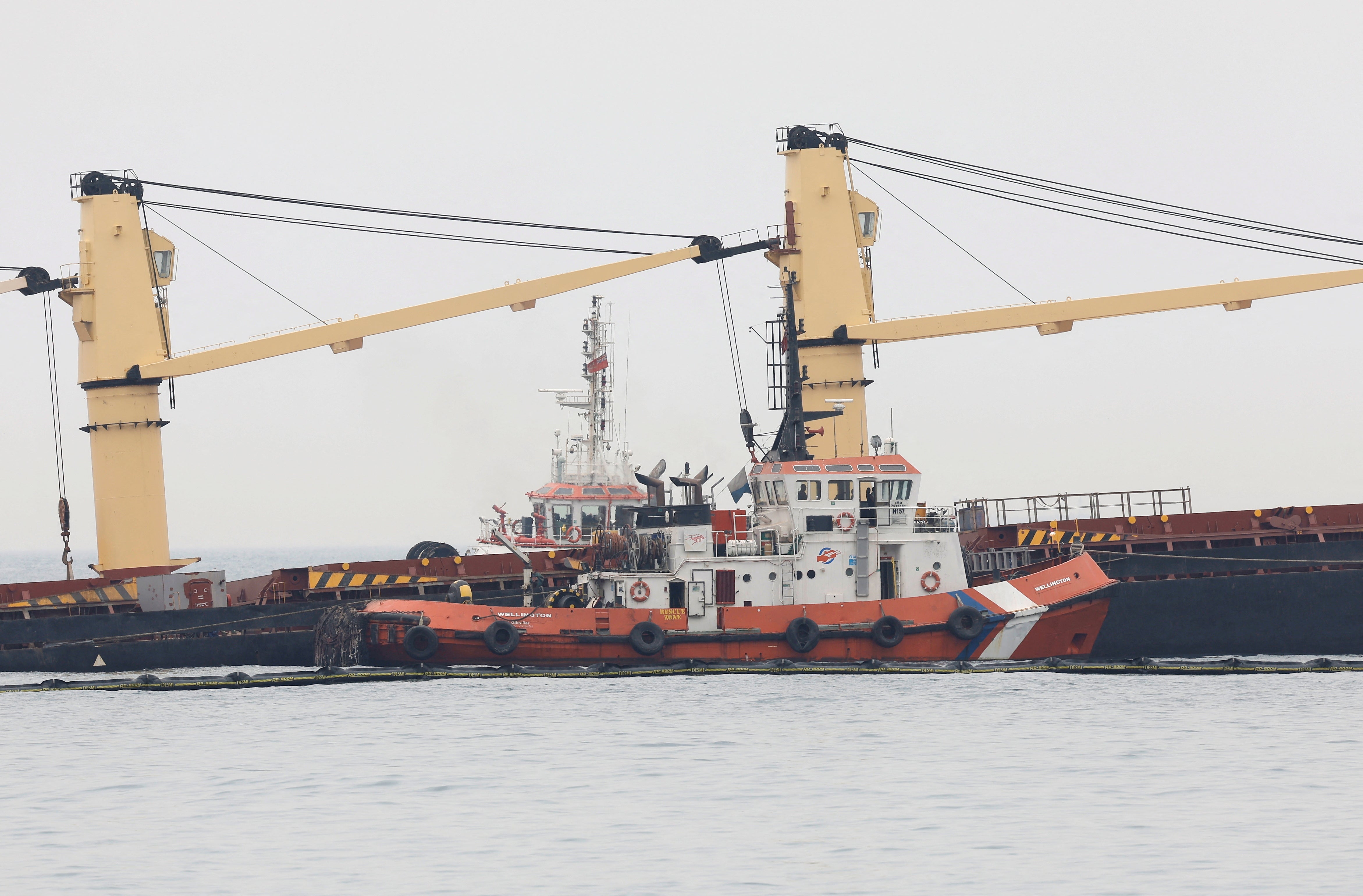 Fotos: el buque semihundido en Gibraltar