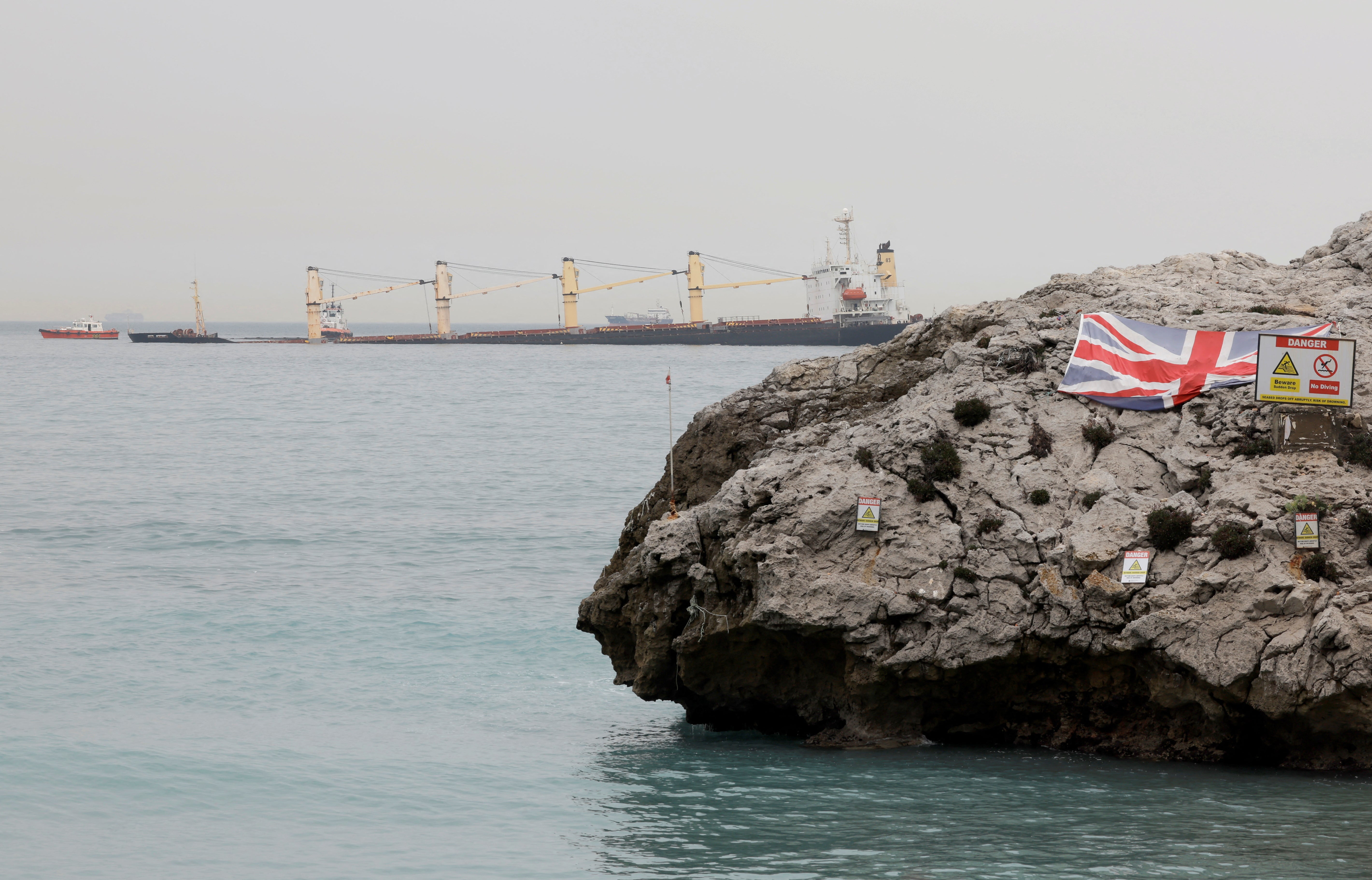 Fotos: el buque semihundido en Gibraltar