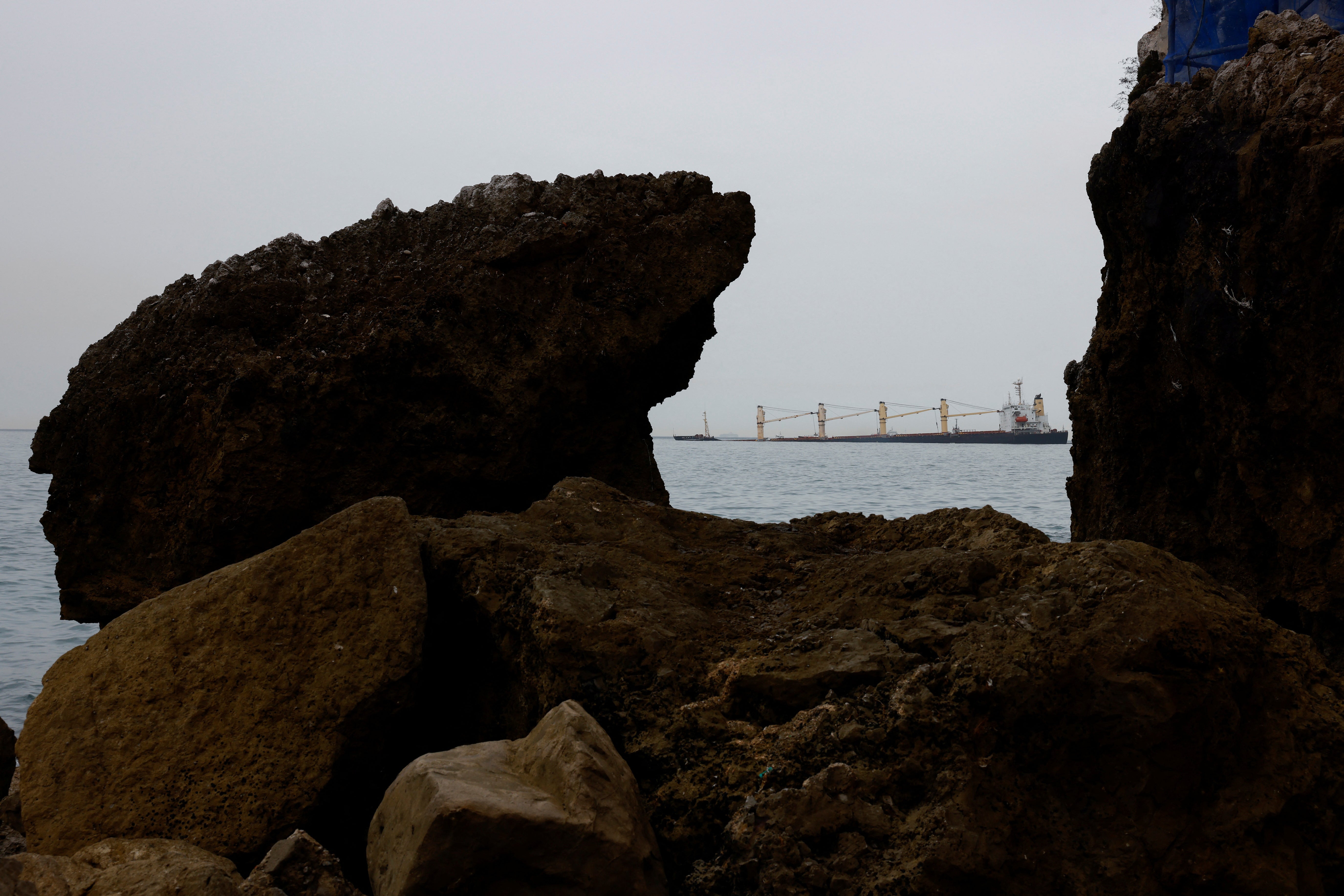 Fotos: el buque semihundido en Gibraltar